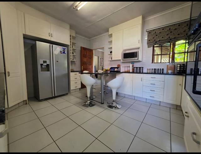 6 BEDROOM HOUSE FOR SALE IN BRACKENHURST